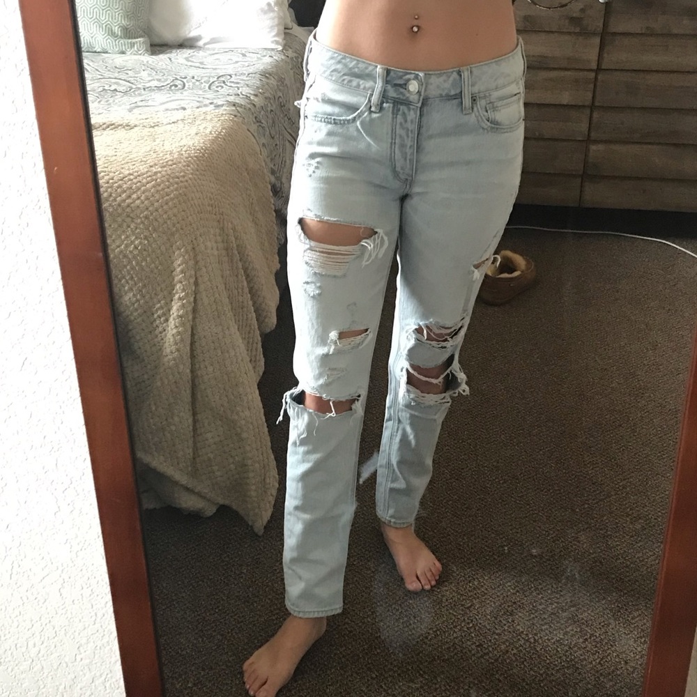 American Eagle Lightwash Boyfriend Jeans Size 4